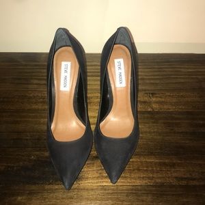 Black Suede Steve Madden Primpy size 7.5 pump.